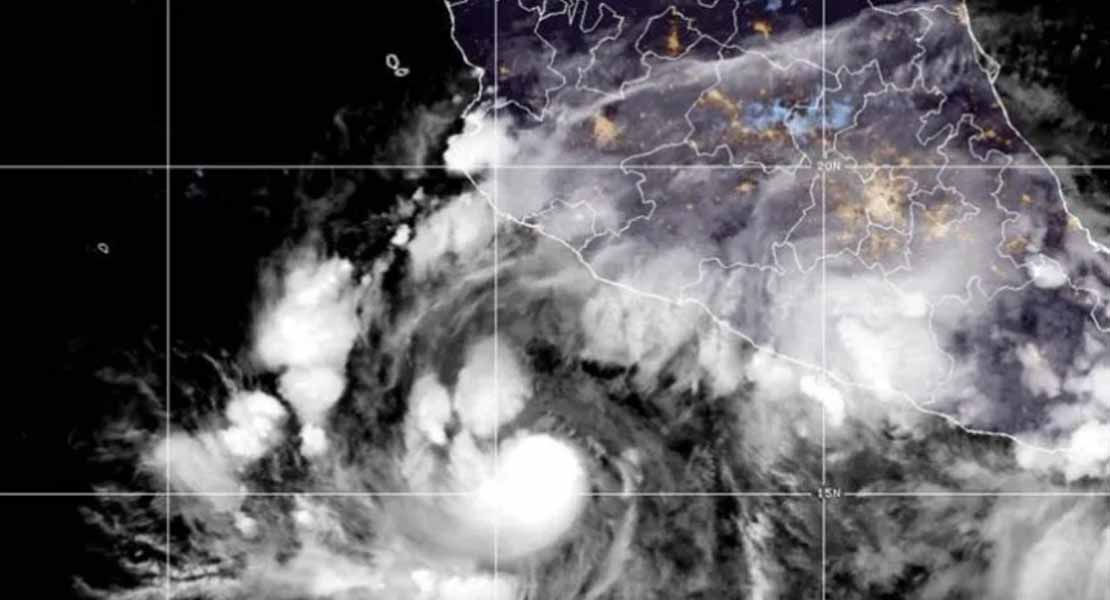 Huracán Simón inunda Acapulco; podría tocar tierra en Jalisco como categoría 4